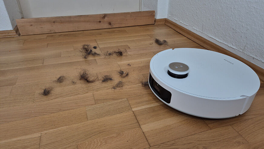 Der Matrix 10 Ultra sammelt Haare von einem Teppich auf.